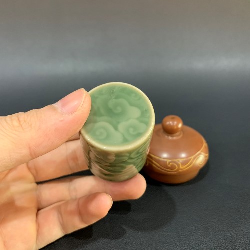 Gác Nắp Ấm Sứ Cảnh Đức - góc cận chất liệu