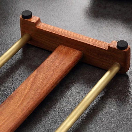 Giá Gác Ly Trà Gỗ - góc minh họa setup