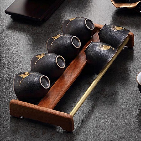 Giá Gác Ly Trà Gỗ - góc lifestyle