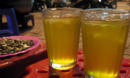 Trà tẩm hương liệu hóa học thường có màu nước đục và mùi hắc nồng