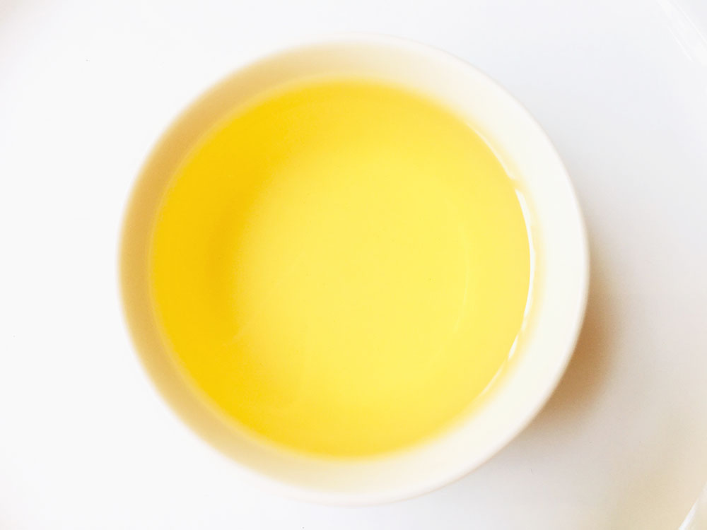 Nước trà Kim Tuyên tự nhiên có màu vàng sáng và hương thơm thanh khiết