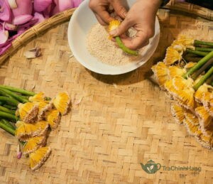 Gạo sen Bách Diệp được tách ra để ướp cùng trà Tân Cương