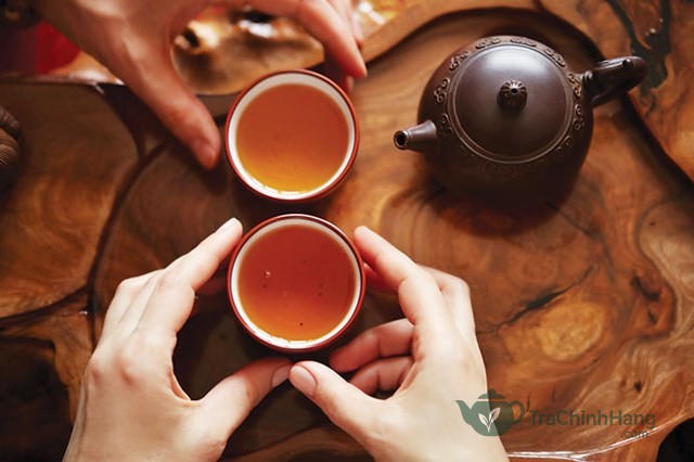Nước trà bị oxy hóa chuyển màu đỏ sẫm chứa nhiều tạp chất