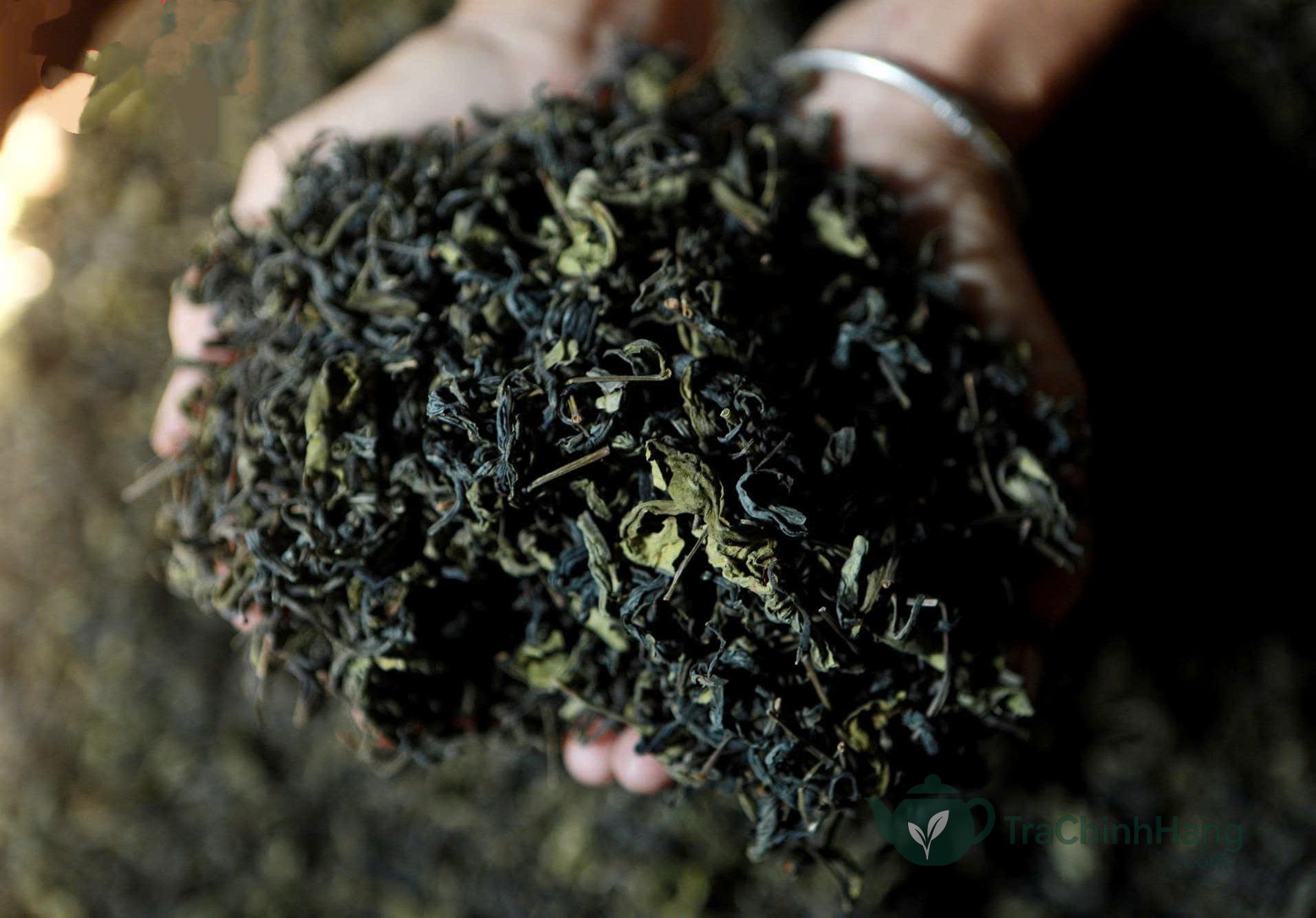 Nghệ nhân sao chè thủ công quyết định chất lượng và giá thành sản phẩm