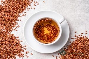 Ly trà gạo lứt màu nâu đỏ nhạt vị ngọt thanh