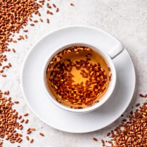 Ly trà gạo lứt màu nâu đỏ nhạt vị ngọt thanh