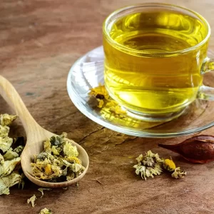 Ly trà hoa cúc vàng sáng thơm dịu