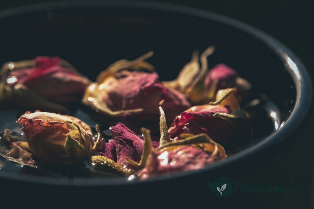 Ly trà hoa hồng màu hồng nhạt hương thơm quyến rũ