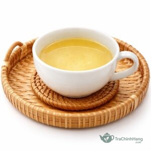 Ly trà sâm dứa màu vàng sáng vị ngọt dịu