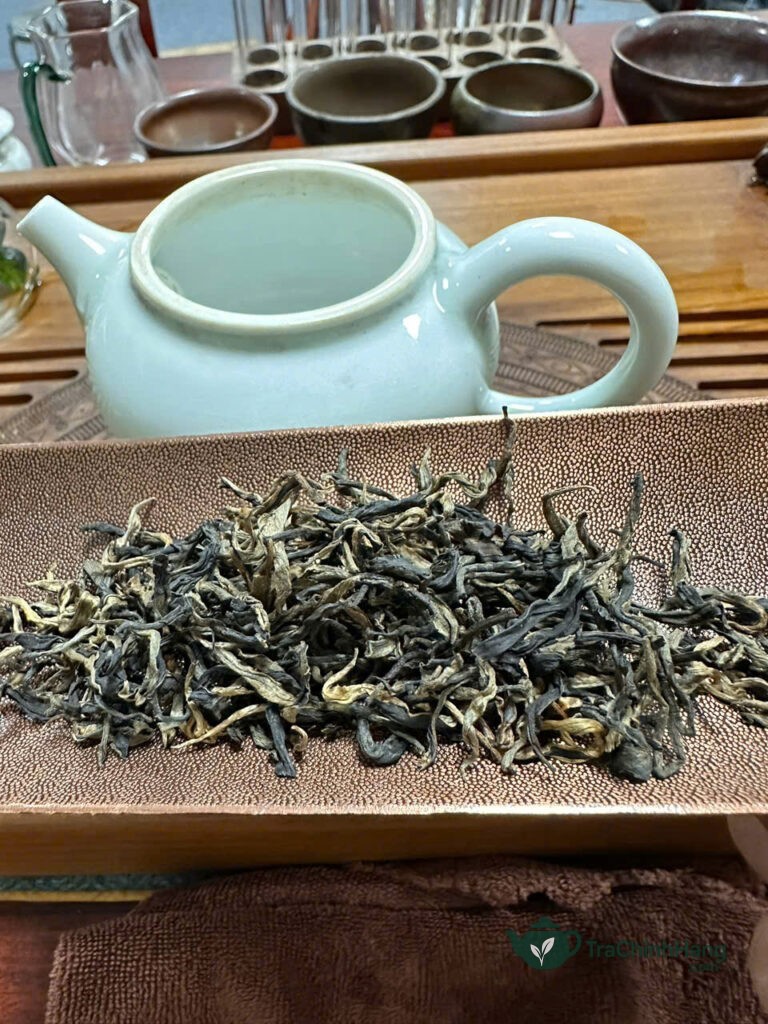 Pha Hồng Shan Tiên 2200m nước màu đỏ vang óng ả